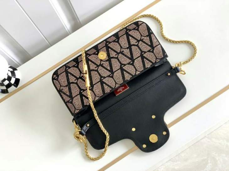 Picture of Valentino Handbags _SKUfw138986464fw
